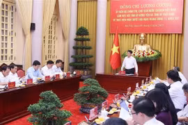 6月5日下午，越南国家主席梁强在主席府主持召开与兴安省、太平省省委常委会的工作会议。图自越通社
