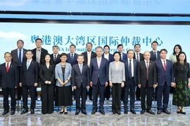 越南最高人民法院与中国广东省深圳国际仲裁院代表团合影。图自越通社