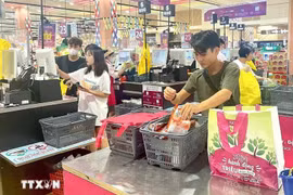 许多大型超市用香蕉叶包裹蔬菜、食品，使用和销售环保包装，以代替尼龙袋。图自越通社