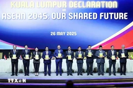 越南政府总理范明政与东盟各国及东帝汶领导人共同签署《<东盟2045：我们共同的未来>吉隆坡宣言》。图自越通社