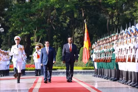 越南政府总理范明政和埃塞俄比亚总理阿比·艾哈迈德·阿里检阅越南人民军仪仗队。图自越通社