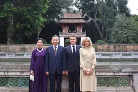 越共中央总书记苏林和夫人与法国总统夫妇。图自越通社