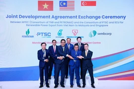 越南、马来西亚和新加坡三国总理见证可再生能源电力出口协议的交换仪式。图自越通社