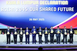 东盟各国和东帝汶领导人签署《东盟2045：我们共同的未来》吉隆坡宣言。图自越通社
