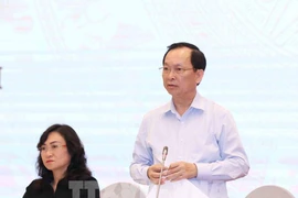 越南国家银行副行长陶明秀在新闻发布会上回答记者的提问。图自越通社