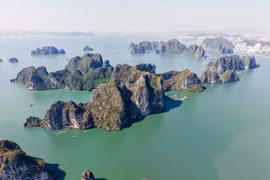 下龙湾拥有1969个岛屿，主要为石灰岩岛屿。图自越通社