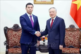 越南政府常务副总理阮和平会见哈萨克斯坦反腐败行动署署长朱玛哈利。图自越通社