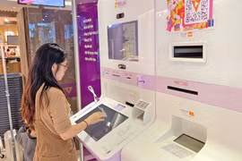 客户在先锋银行的 LiveBank 自动银行进行交易。图自《新河内报》