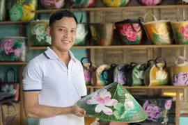 顺化荷叶斗笠制作人阮清草。图自《越南画报》
