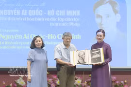 旅法越侨家庭代表向胡志明主席遗迹区赠送在法国保存的关于胡志明主席的珍贵资料和图片。图自越通社