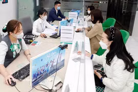 客户在一家商业银行进行交易。图自越通社