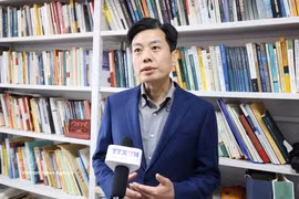 中国人民大学国际关系学院教授崔守军接受越通社驻北京记者的采访。图自越通社