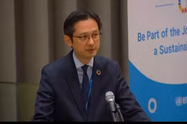 越南常驻联合国代表团团长杜雄越大使出席会议并发表讲话。图自越通社