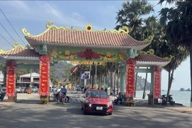 坚江省坚良县前往父子石旅游区的道路。图自越通社