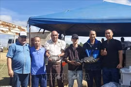 古巴食品工业部长阿尔贝托·洛佩斯·迪亚斯与越南专家展示合作成果。图自越通社