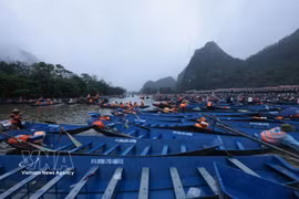 数万艘船只为参加香寺庙会的游客提供服务。图自越通社