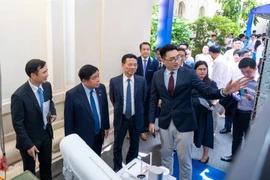 代表们参观2025年“5•18越南科技日”展位。图自 Vietnam+ 