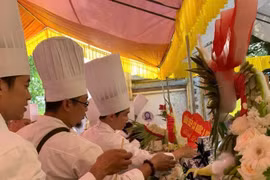 举行上香仪式缅怀郎僚王子，弘扬民族饮食文化。图自《人民报》