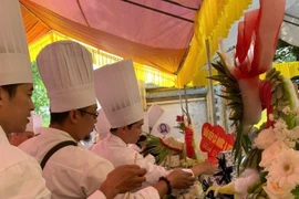 举行上香仪式缅怀郎僚王子，弘扬民族饮食文化。图自《人民报》