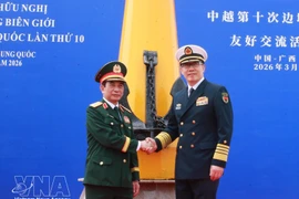 越南国防部部长潘文江大将与中国国防部长董军上将参观“海上胡志明小道”遗迹。图自越通社