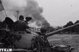 步兵部队和坦克部队沿着边和高速公路进军西贡。图自越通社