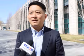 中国环球电视网评论员、中央民族大学教授曲强接受越通社驻北京记者的采访。图自越通社