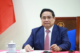 越南政府总理范明政与安哥拉总统洛伦索通电话 。图自越通社