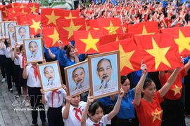 青年团成员表演歌曲《越南万岁》。图自越通社