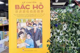 越中双语绘本《讲述胡伯伯的故事》正式发行。图自《人民报》