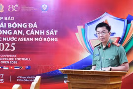 越南公安部政治工作局局长范金定大校在新闻发布会上发表讲话。图自越通社