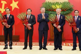 越共中央总书记苏林向党和国家领导人、原领导人授予军功勋章和党龄徽章。图自越通社