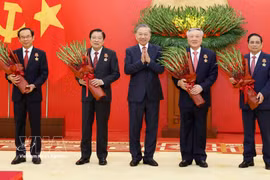 越共中央总书记苏林向党和国家领导人、原领导人授予军功勋章和党龄徽章。图自越通社
