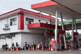 在印度尼西亚的加油站，人们依然像往常一样排队加油，没有出现缺油或排长队的情况。图自越通社