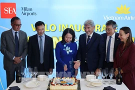 越南国家副主席武氏映春（左三）出席河内-米兰新航线开通仪式。图自越通社