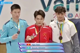 越南体操运动员邓玉春善（左二）赢得金牌。图自《人民军报》