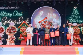 范明政看望老街教区神父和天主教徒。图自《越南之声》
