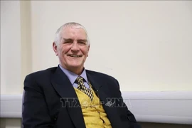 英国密德萨斯大学创新与商业高级讲师西蒙·贝斯特。图自越通社