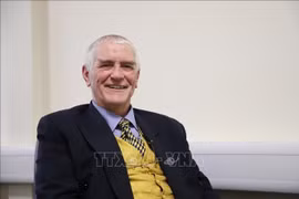 英国密德萨斯大学创新与商业高级讲师西蒙·贝斯特。图自越通社