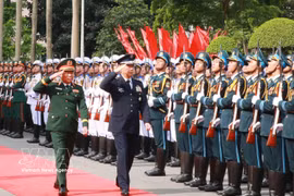 越共中央委员、中央军委常委、越南人民军总参谋长、国防部副部长阮新疆大将和日本防卫省统合幕僚长内仓弘明大将检阅越南人民军仪仗队。图自越通社
