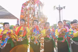 越南各民族文化旅游村中芒族的一个文艺演出活动。越通社资料图 