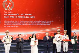越共中央总书记苏林、政府总理范明政为来自越南电视台的获奖作者颁发一等奖。图自越通社