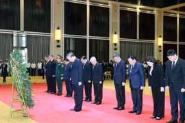 苏林总书记和越南党、国家高级代表团吊唁坎代·西潘敦同志逝世。图自越通社