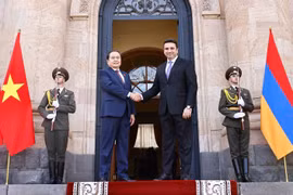 亚美尼亚议会议长阿伦·西蒙扬在国会大厦欢迎越南国会主席陈青敏来访。图自越通社