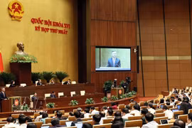 越南财政部长吴文俊在第十六届第一次会议上就国会代表提出有关经济社会发展计划的一些问题作出说明。图自越通社