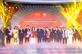 关于国会和人民议会的歌曲创作比赛总结与颁奖仪式。图自越通社