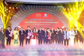 关于国会和人民议会的歌曲创作比赛总结与颁奖仪式。图自越通社