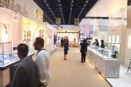 第70届曼谷宝石及珠宝展览会。图自越通社