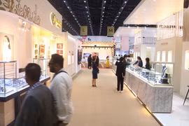 第70届曼谷宝石及珠宝展览会。图自越通社