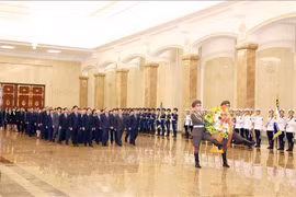 越共中央总书记苏林向金日成主席和金正日总书记敬献花圈。图自越通社