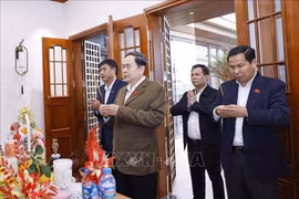 陈青敏同各位代表进香缅怀原越共中央总书记阮富仲。图自越通社